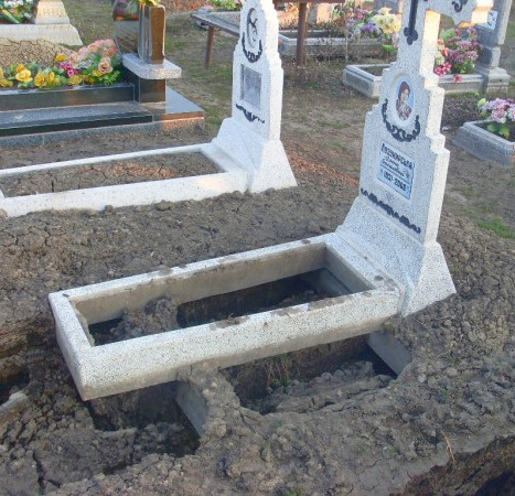 установка памятника для могилы на кладбище